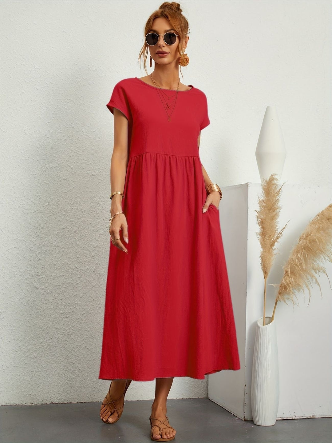 Robe chic d'été pour femme. Design décontracté, idéale pour la mode féminine estivale.