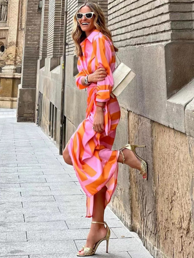 Robe d'été décontractée femme, décolleté en V élégant, ceinture taille pour silhouette flatteuse. Confort chic estival.