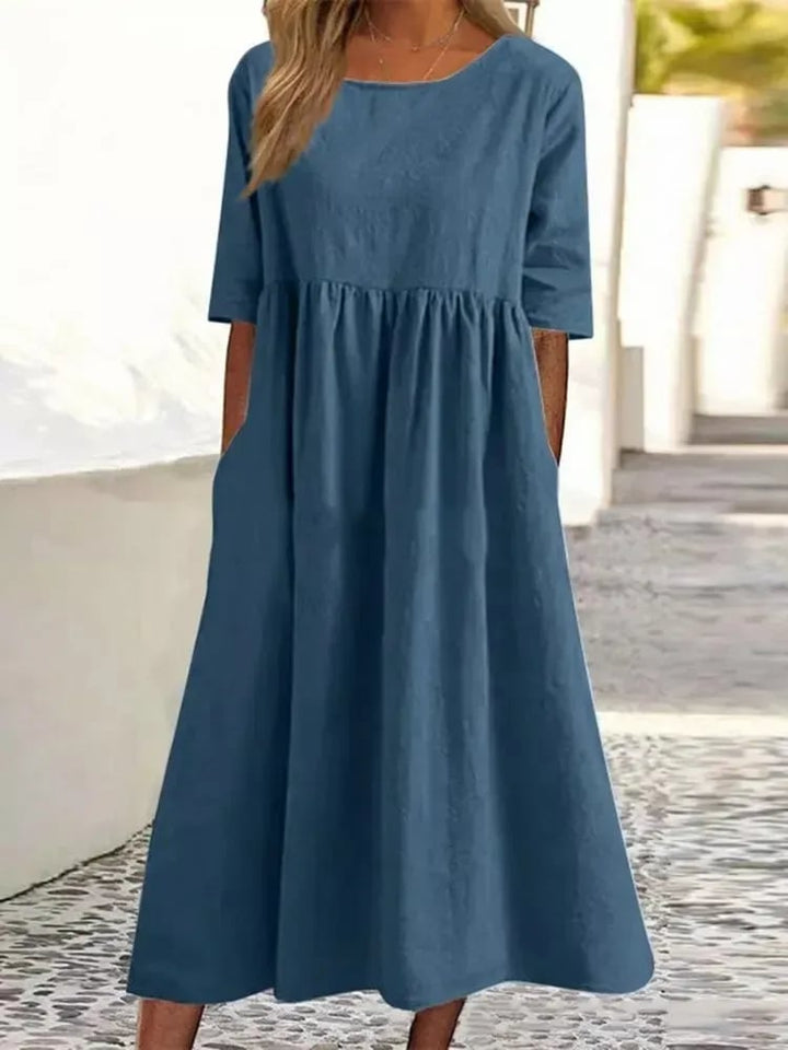 Robe Ivanna femme, coupe décontractée et élégante, essentielle pour un look estival et confortable.