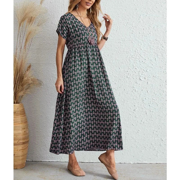 Détail de la robe d'été femme vintage. Col V élégant et tissu fluide, parfait pour la mode féminine chic.