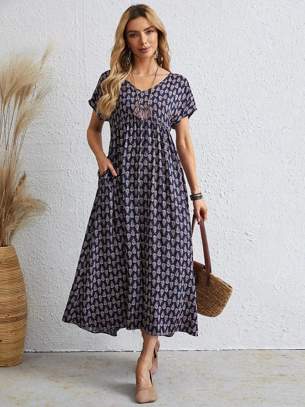 Femme portant une robe d'été élégante style vintage à col V. Tenue décontractée et chic, très confortable.