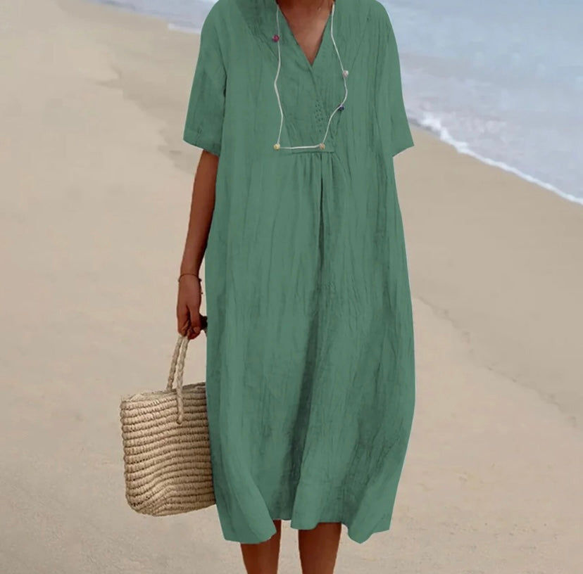 Tenue d'été femme décontractée, robe chic et féminine. Confort optimal pour un style quotidien élégant.