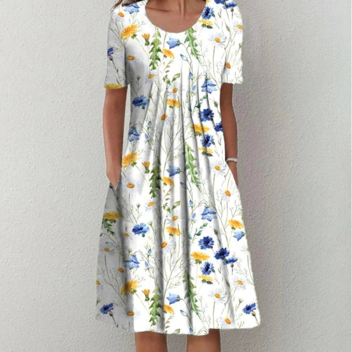 Robe fleurie confortable et chic pour femme, coupe décontractée évasée, parfaite pour l'été.