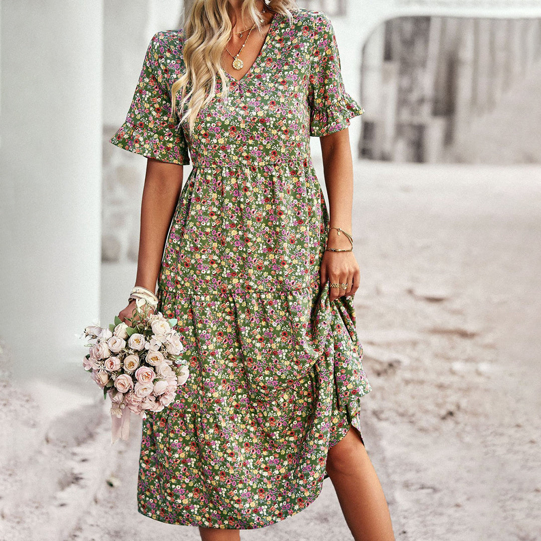 Femme portant une robe d'été fleurie midi, élégante et confortable. Style décontracté chic pour l'été.