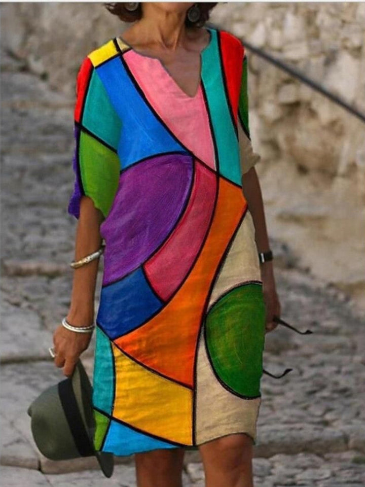 Robe d'été courte, coupe tendance et chic. Idéale pour un look féminin et polyvalent pendant l'été.