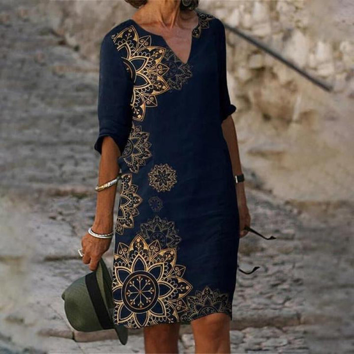 Robe courte femme, style polyvalent, idéale pour l'été. Mode féminine chic et intemporelle.