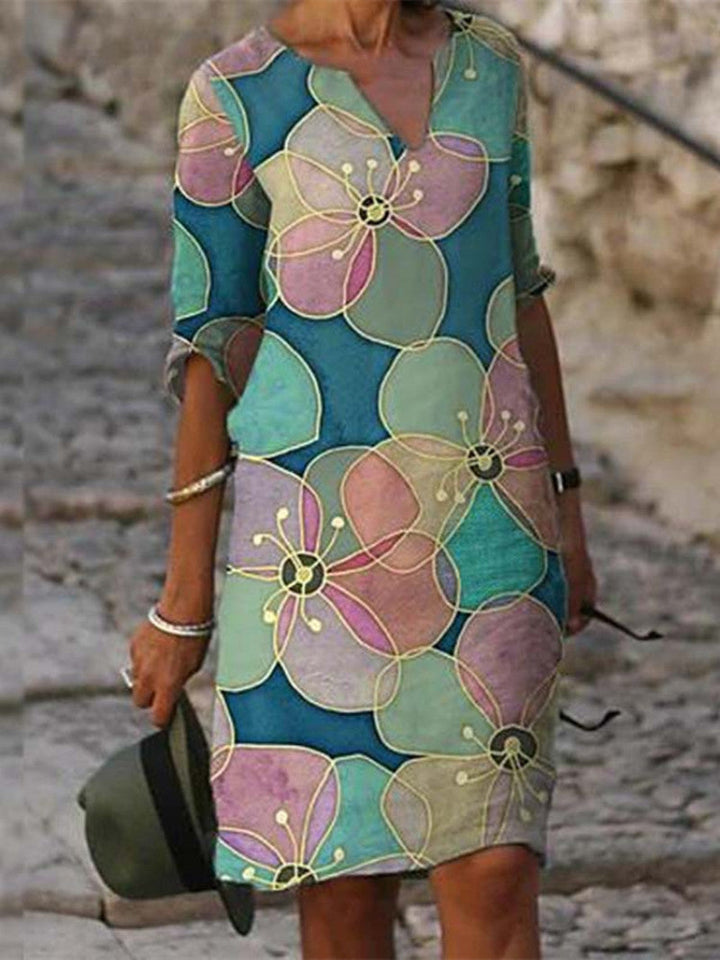 Mode féminine: Robe d'été élégante, polyvalente et tendance. Parfaite pour un look chic et raffiné.
