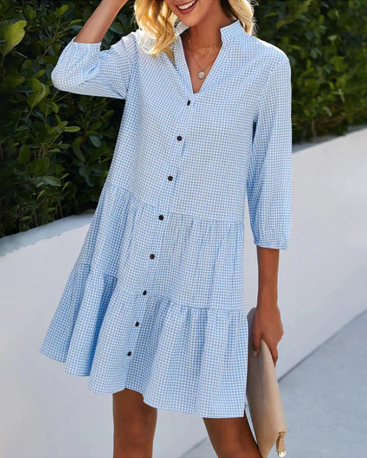 Robe d'été élégante pour femme, couleur bleue envoûtante. Parfaite pour soirées ou cocktails. Mode estivale chic.