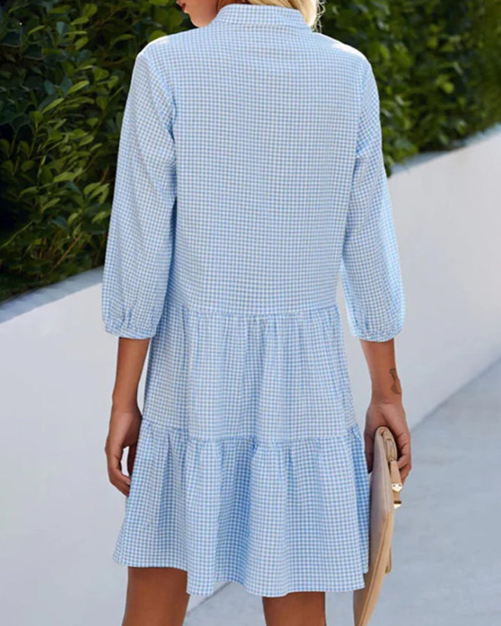 Robe d'été bleue fluide pour femme, coupe élégante, parfaite pour un look chic de soirée ou cocktail. Style estival.