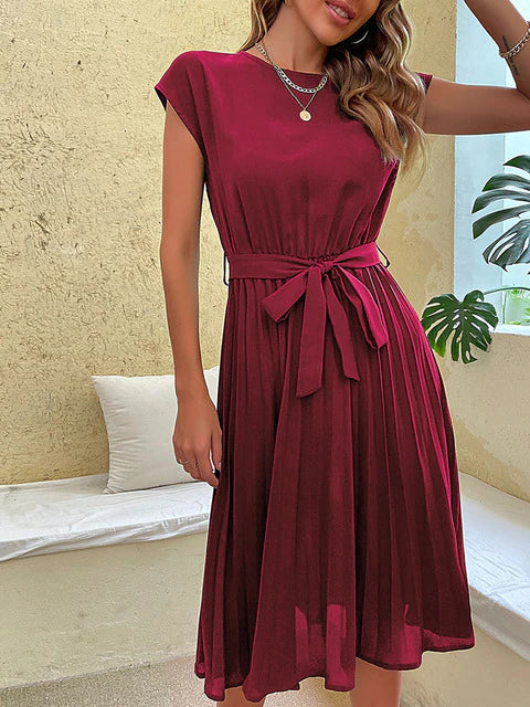 Robe femme élégante été, coupe A-line, ceinture. Robe cocktail chic et décontractée pour la mode printemps-été.