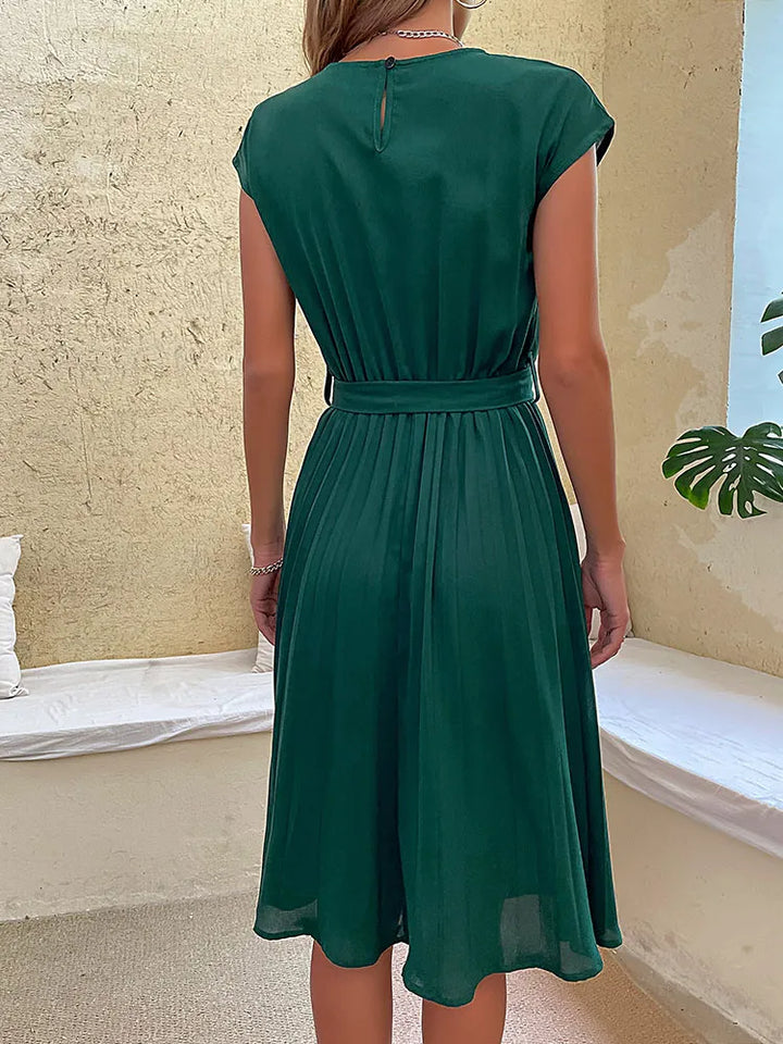 Robe d'été A-line avec ceinture, élégante pour femme. Idéale pour tenue de cocktail ou look printemps-été chic.