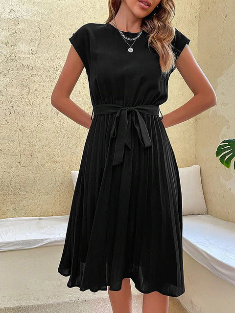 Robe élégante femme coupe A-line avec ceinture. Robe d'été décontractée chic, parfaite pour le printemps-été.