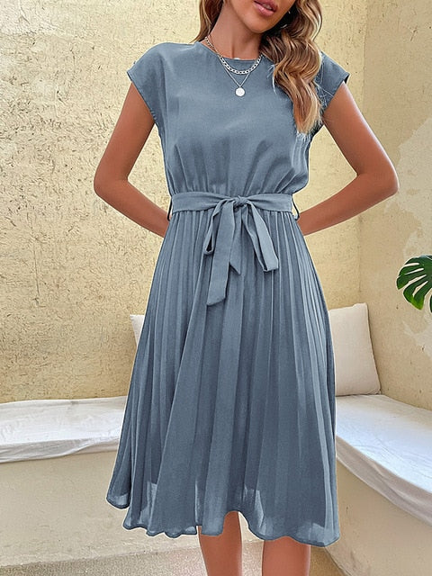 Mode femme : robe d'été A-line élégante avec ceinture. Tenue de cocktail polyvalente et chic pour la saison chaude.