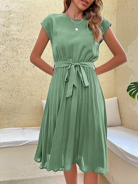 Robe d'été confortable et élégante femme, coupe A-line avec ceinture. Idéale pour un style chic et décontracté.