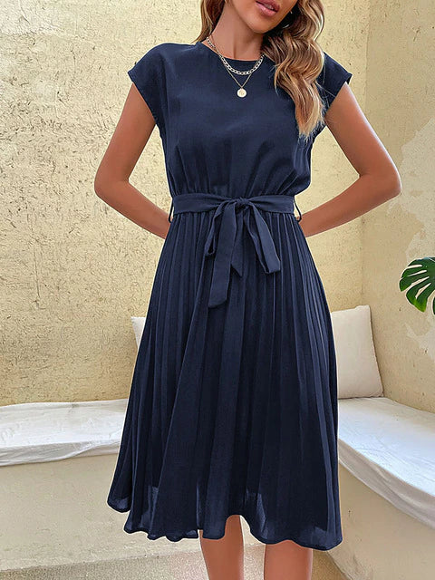 Robe A-line femme élégante pour l'été et le printemps. Ceinture accentuant la taille, parfaite pour un look chic.
