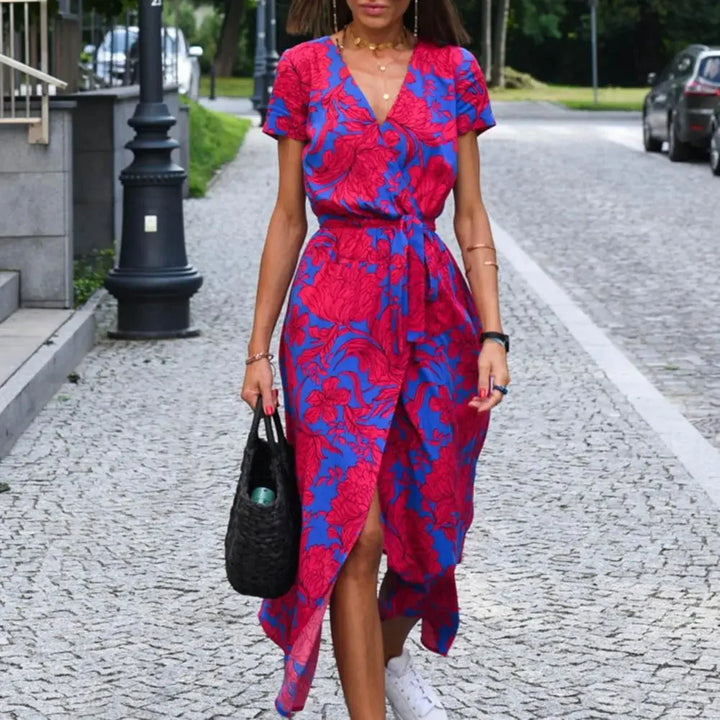 Robe d'été mi-longue pour femme, fluide et confortable. Idéale pour les chaudes journées d'été, décontractée.