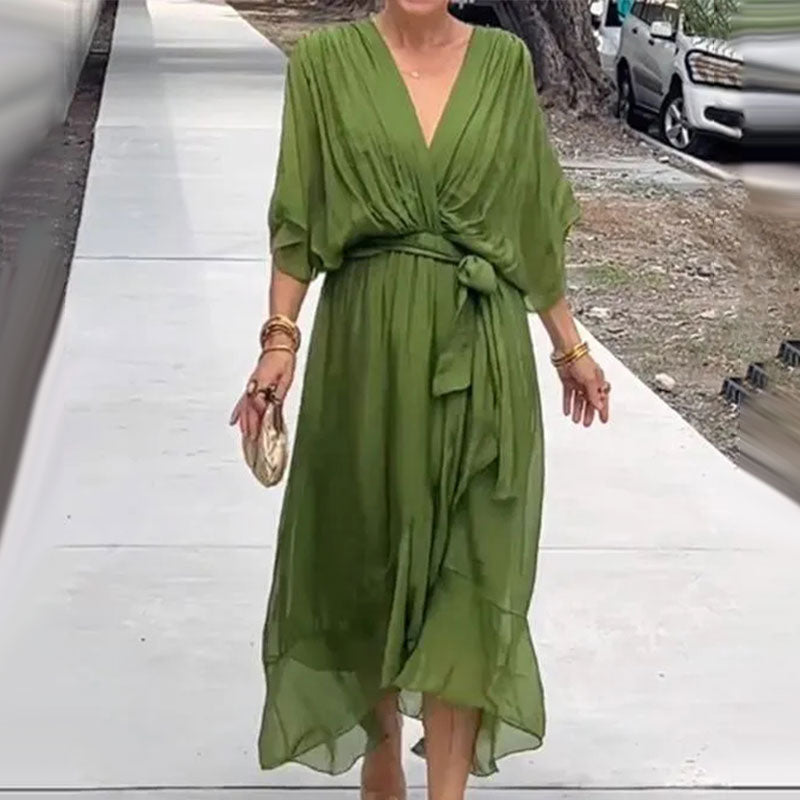 Robe midi fluide pour femme avec col V, un style chic et décontracté idéal pour l'été.