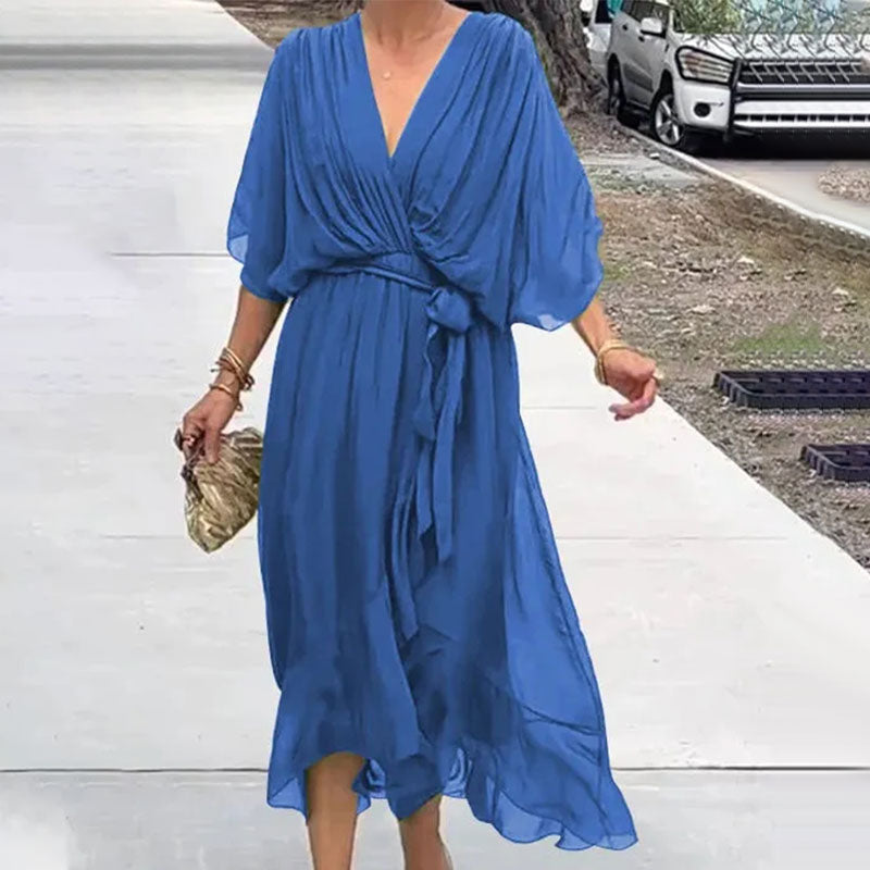 Robe estivale femme, longueur midi, coupe fluide et légère, indispensable pour votre garde-robe d'été.