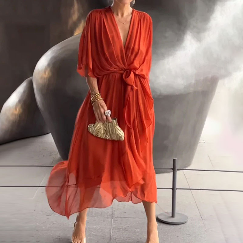 Détail d'une robe midi fluide pour femme, style moderne et confortable, avec des éléments noués.