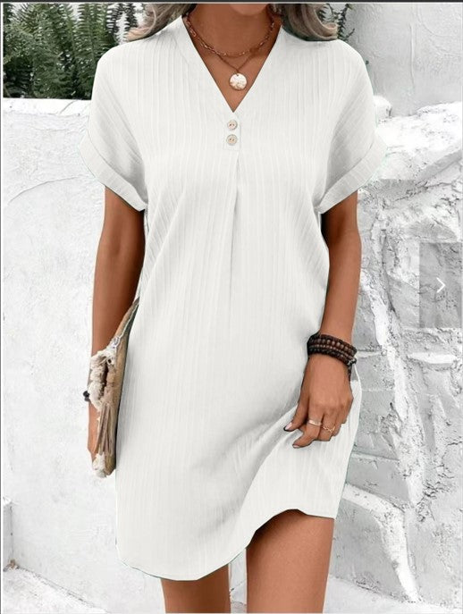 Détail de la robe d'été midi élégante pour femme, mettant en avant le tissu léger et la coupe chic.