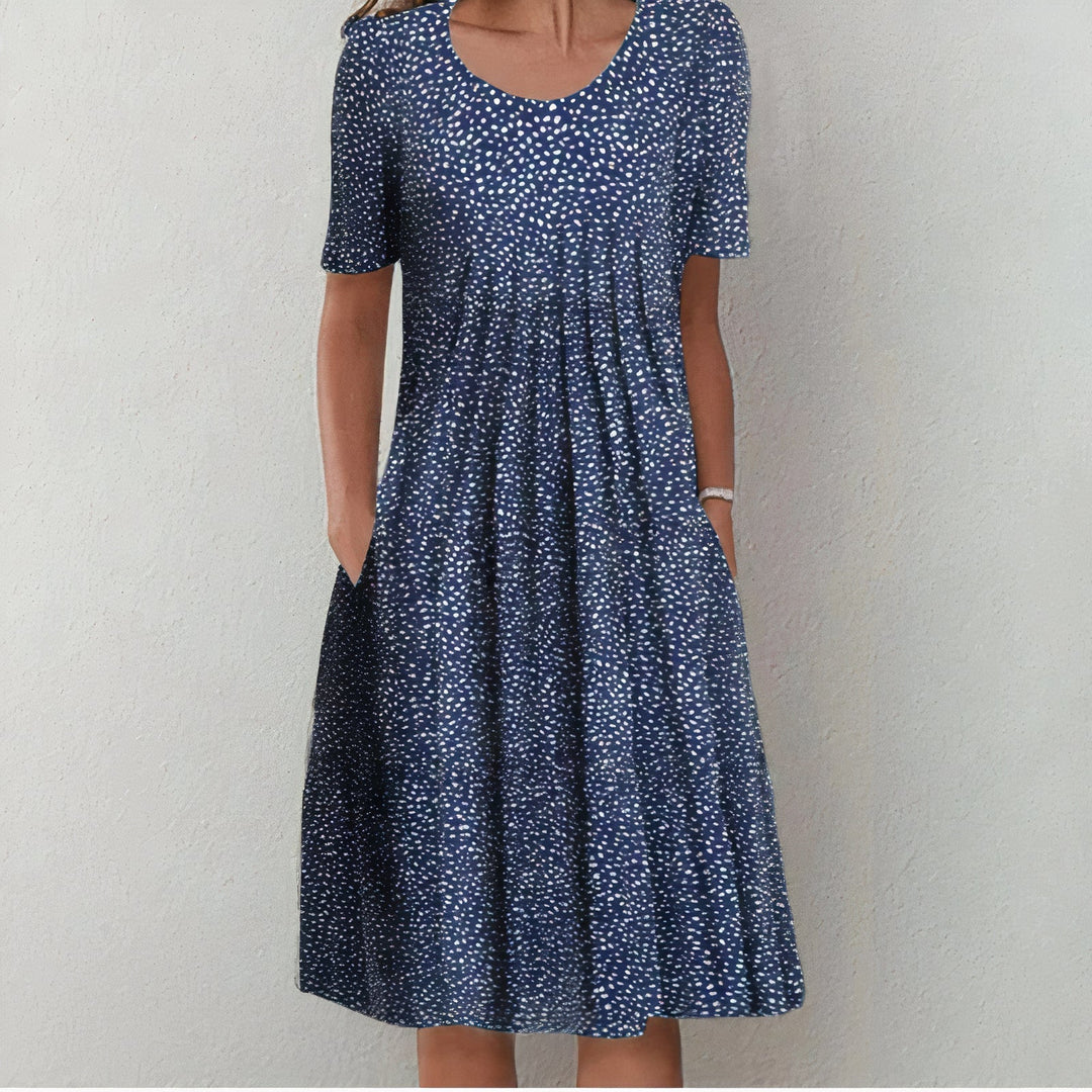 Photo d'une robe Ulla estivale décontractée, chic et confortable pour femme, idéale pour la mode été.