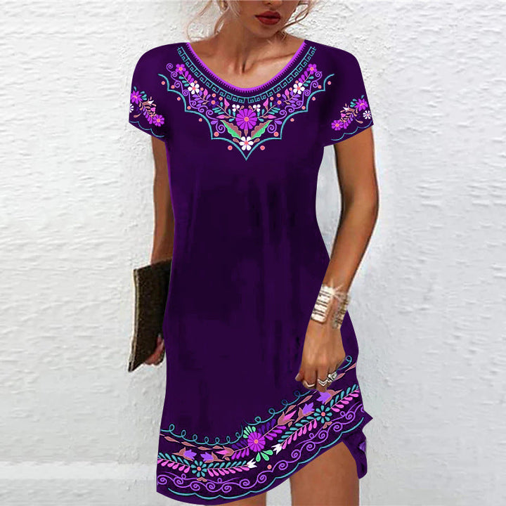 Tenue d'été chic femme: robe fluide et élégante avec des motifs colorés, parfaite pour un look décontracté.