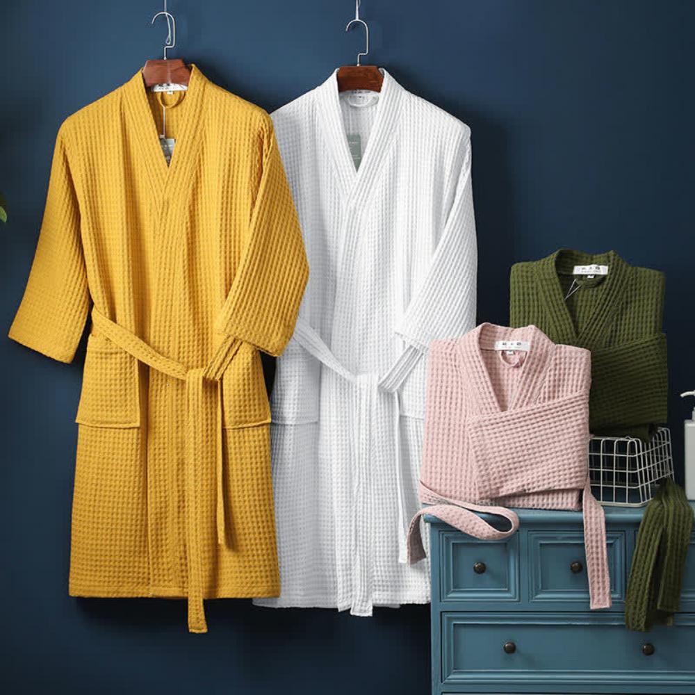 Kimono femme chic en coton, design élégant et tissu respirant, idéal pour le confort quotidien.
