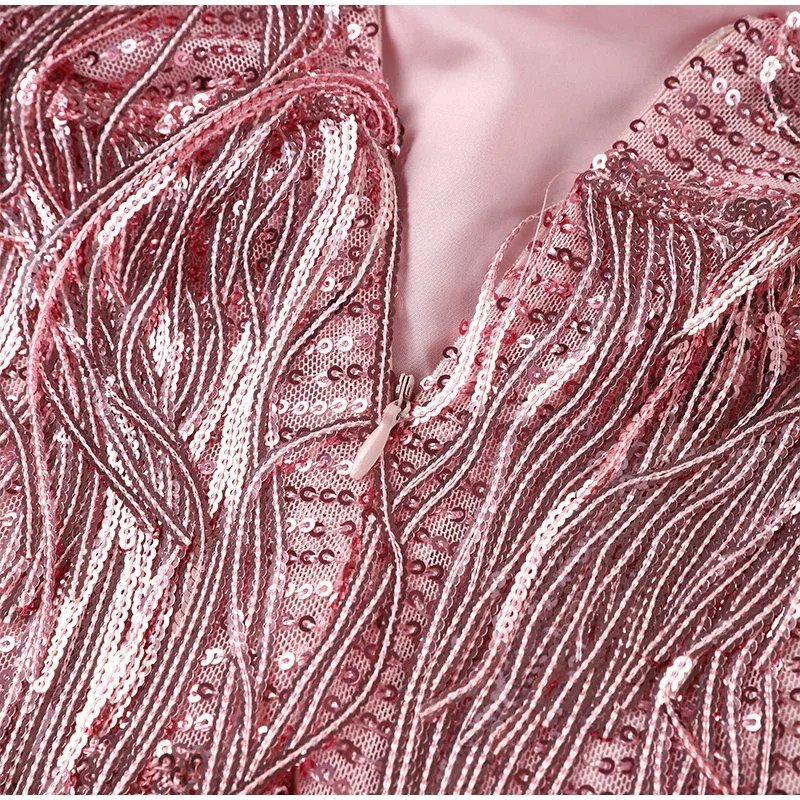 Robe de cocktail femme asymétrique, design moderne, couleur vive pour une fête audacieuse