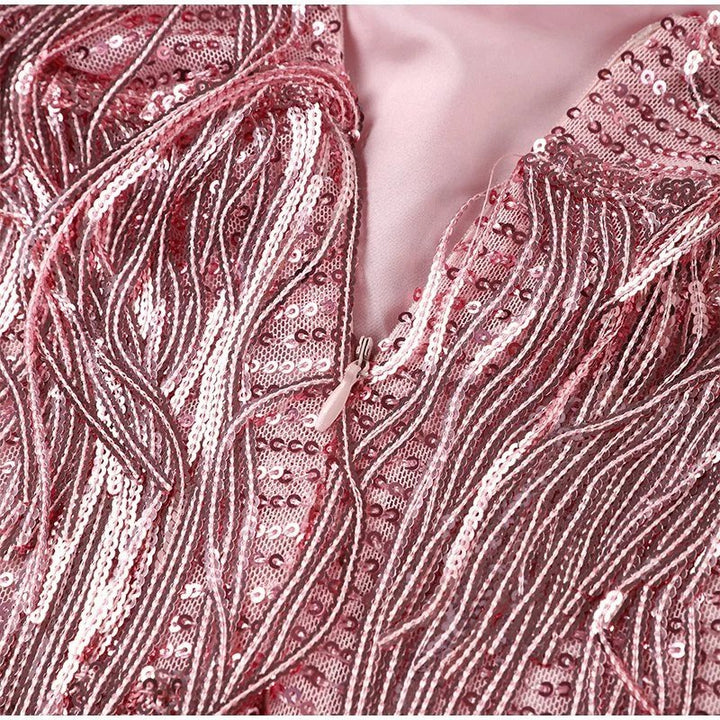 Robe de cocktail femme asymétrique, design moderne, couleur vive pour une fête audacieuse