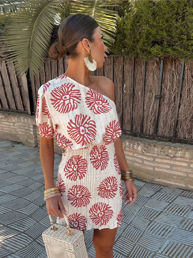 Robe d'été femme asymétrique imprimée, fluide et élégante. Confort et style pour les cocktails et soirées.