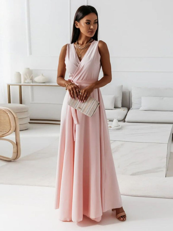 Robe de cocktail élégante femme, col V. Parfaite pour soirées chic printemps-été.