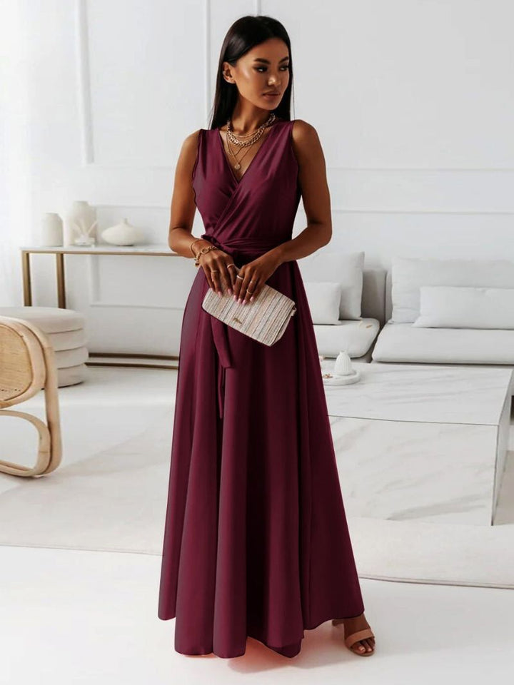 Robe femme élégante col V, idéale pour occasions spéciales et soirées cocktail.