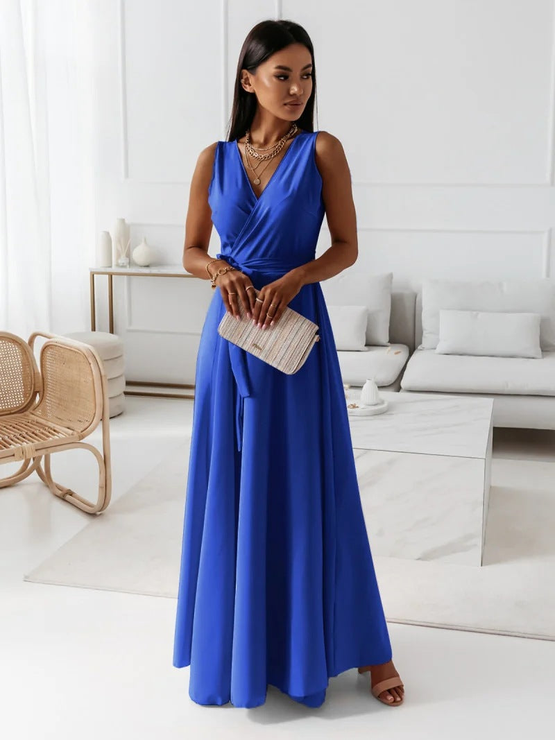 Robe femme élégante col V, style polyvalent, pour un look chic et tendance au printemps-été.