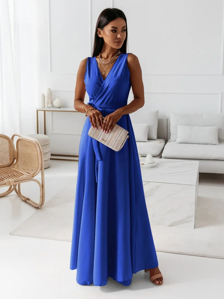 Robe femme élégante col V, style polyvalent, pour un look chic et tendance au printemps-été.