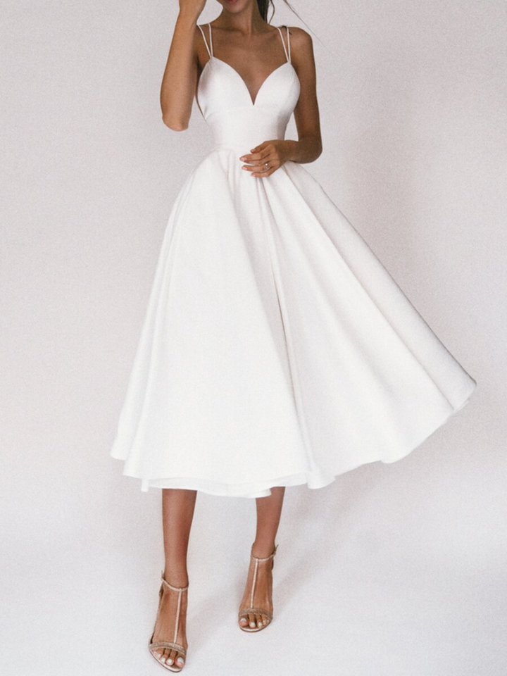 Superbe robe de cocktail femme, design moderne avec décolleté en V et bretelles délicates. Tenue de soirée mode.