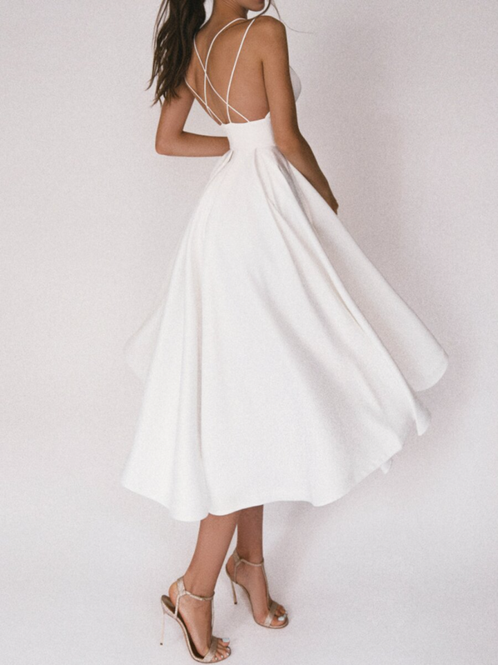 Robe cocktail femme, silhouette élégante, décolleté en V profond et fines bretelles, pour occasions spéciales.