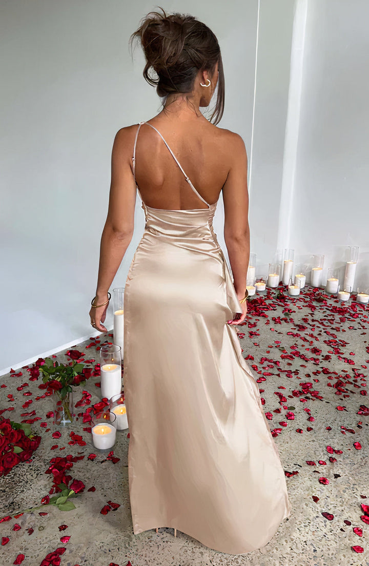 Robe de soirée chic et ajustée, style une épaule. Tenue élégante femme, parfaite pour la collection 2025.