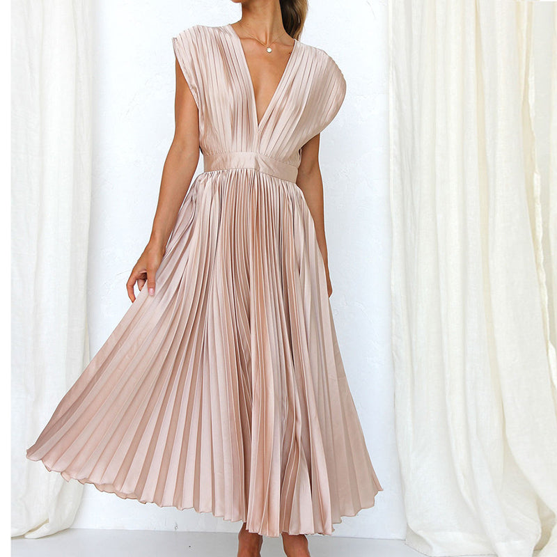 Robe cocktail polyvalente pour femme, coupe flatteuse et col V. Look moderne et raffiné.