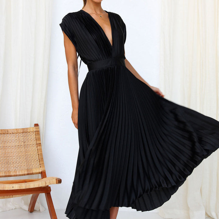 Robe élégante femme, design moderne avec col en V. Parfaite pour une tenue de soirée chic. Mode femme.