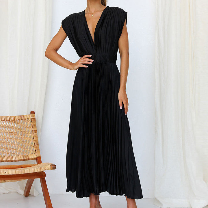 Tenue chic femme, robe à col en V, idéale pour cocktails et événements. Style raffiné et sophistiqué.