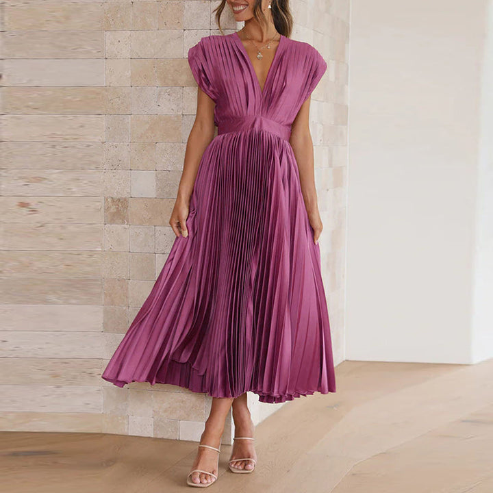 Robe de soirée femme, col V. Élégance et polyvalence pour toute occasion. Vêtement mode essentiel.
