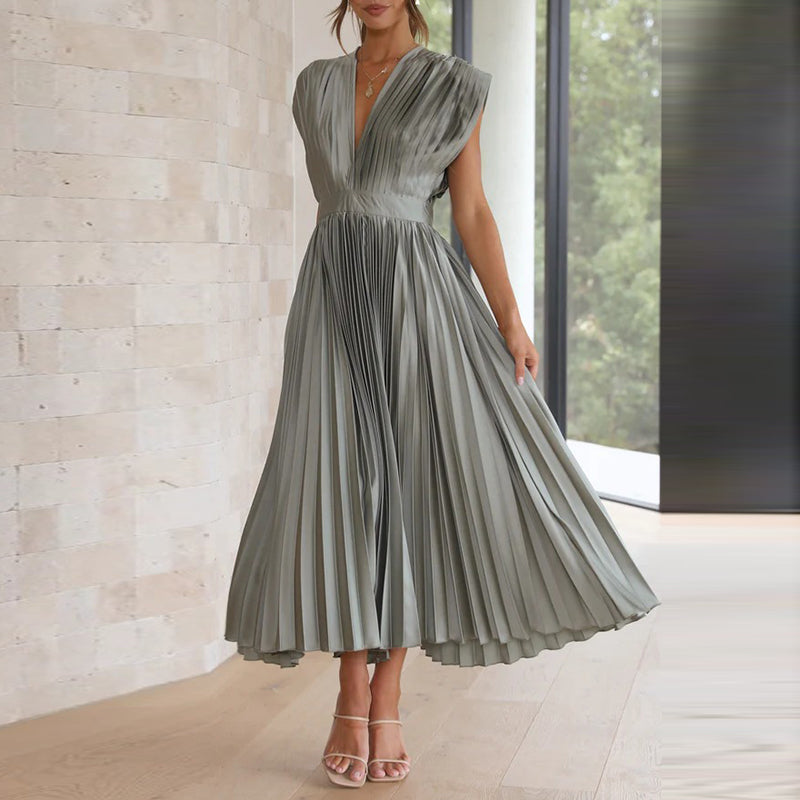 Magnifique robe femme, col en V, coupe élégante. Parfaite pour un cocktail chic ou une soirée spéciale.