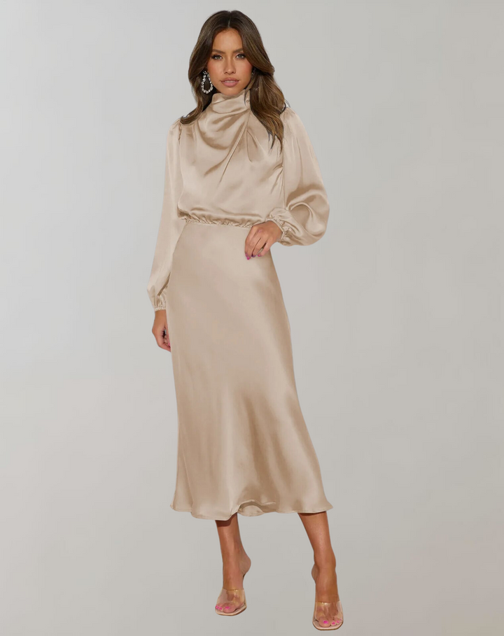 Femme portant une robe de cocktail raffinée à manches longues. Style élégant pour une allure chic en soirée.