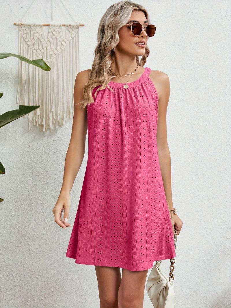 Élégante robe de plage sans bretelles pour femme, idéale pour les vacances d'été, un look fluide et moderne.