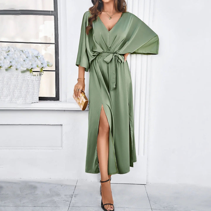 Superbe robe femme élégante à décolleté V, idéale comme tenue de soirée ou robe casual de printemps.