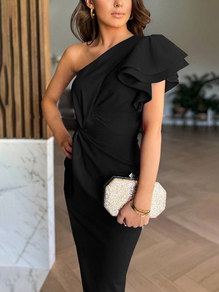 Robe de cérémonie asymétrique femme, fente, style élégant et tendance pour mariage.