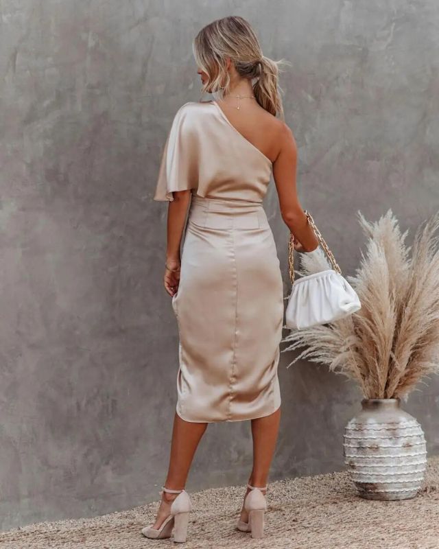 Robe de soirée Casiane femme, élégance intemporelle et coupe flatteuse pour occasion formelle.