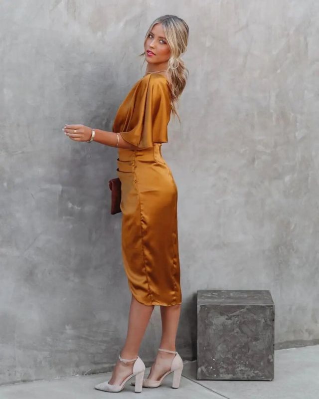 Robe de soirée Casiane femme, chic et moderne, met en valeur la silhouette féminine.