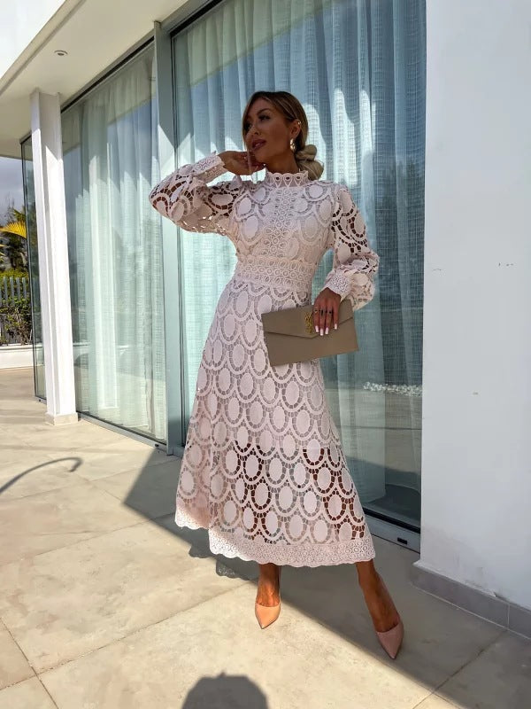 Robe de soirée femme élégante à manches longues, idéale pour mariage ou gala.