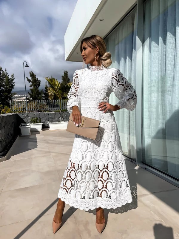 Robe de soirée élégante et raffinée pour femme, manches longues, idéale pour soirées chics.